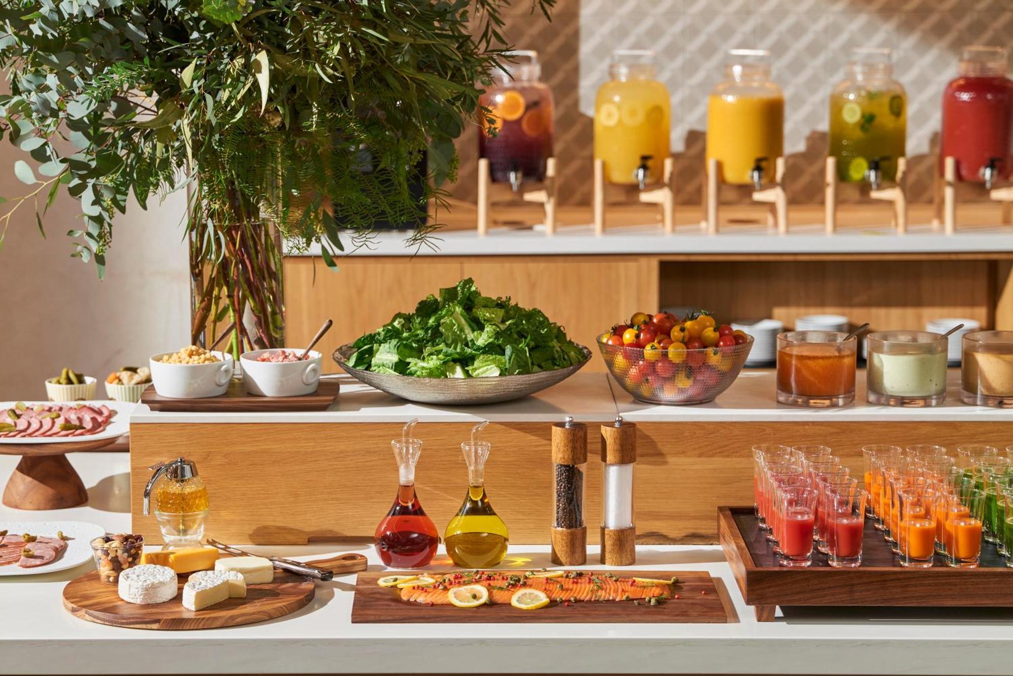 Omo7 Osaka By Hoshino Resorts Esterno foto A salad bar